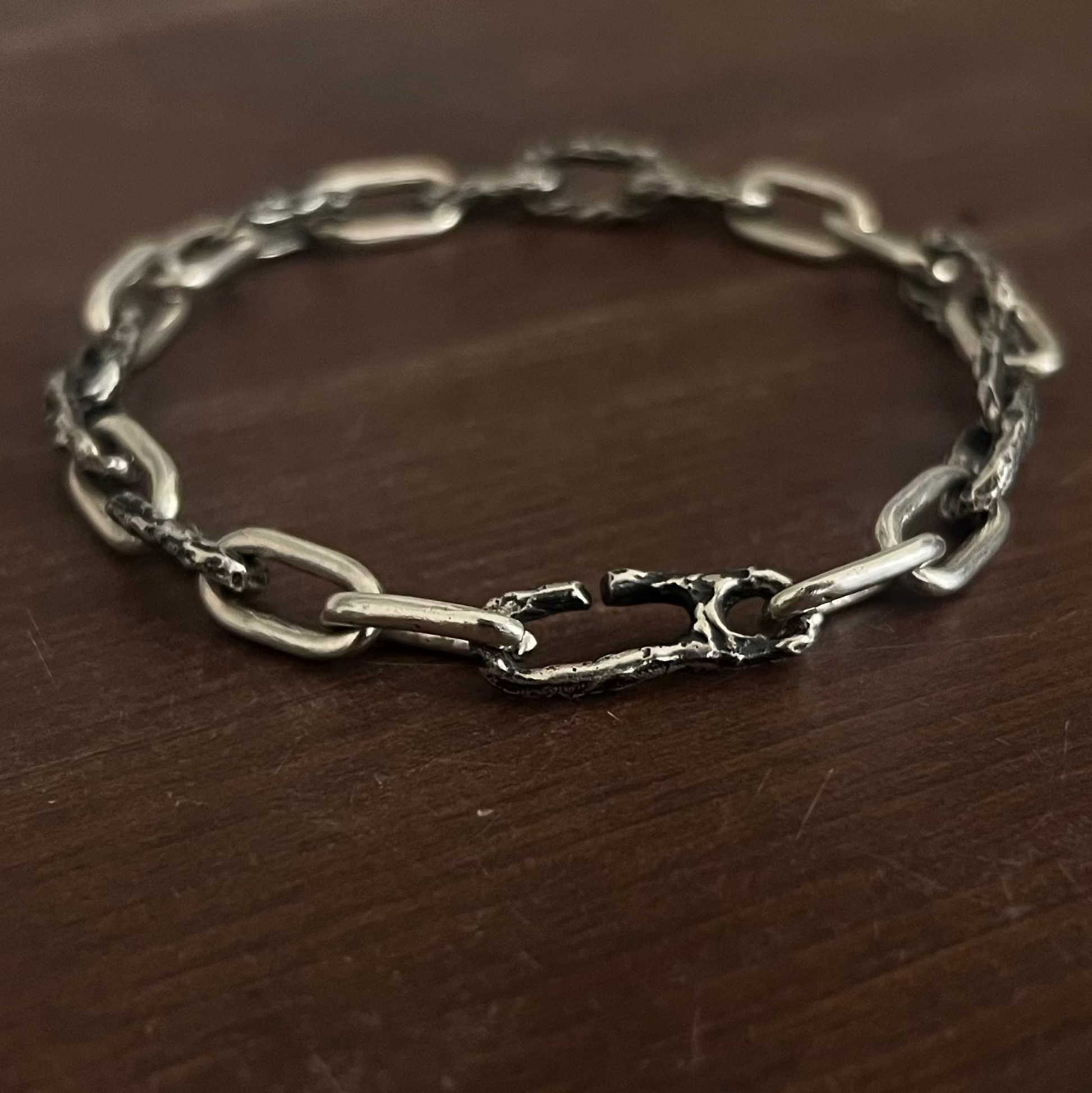 Détail fermoir bracelet Chaîne Dualité argent massif 925, bijou artisanal fait main atelier Fonte Bijoux Rennes Ille-et-Vilaine