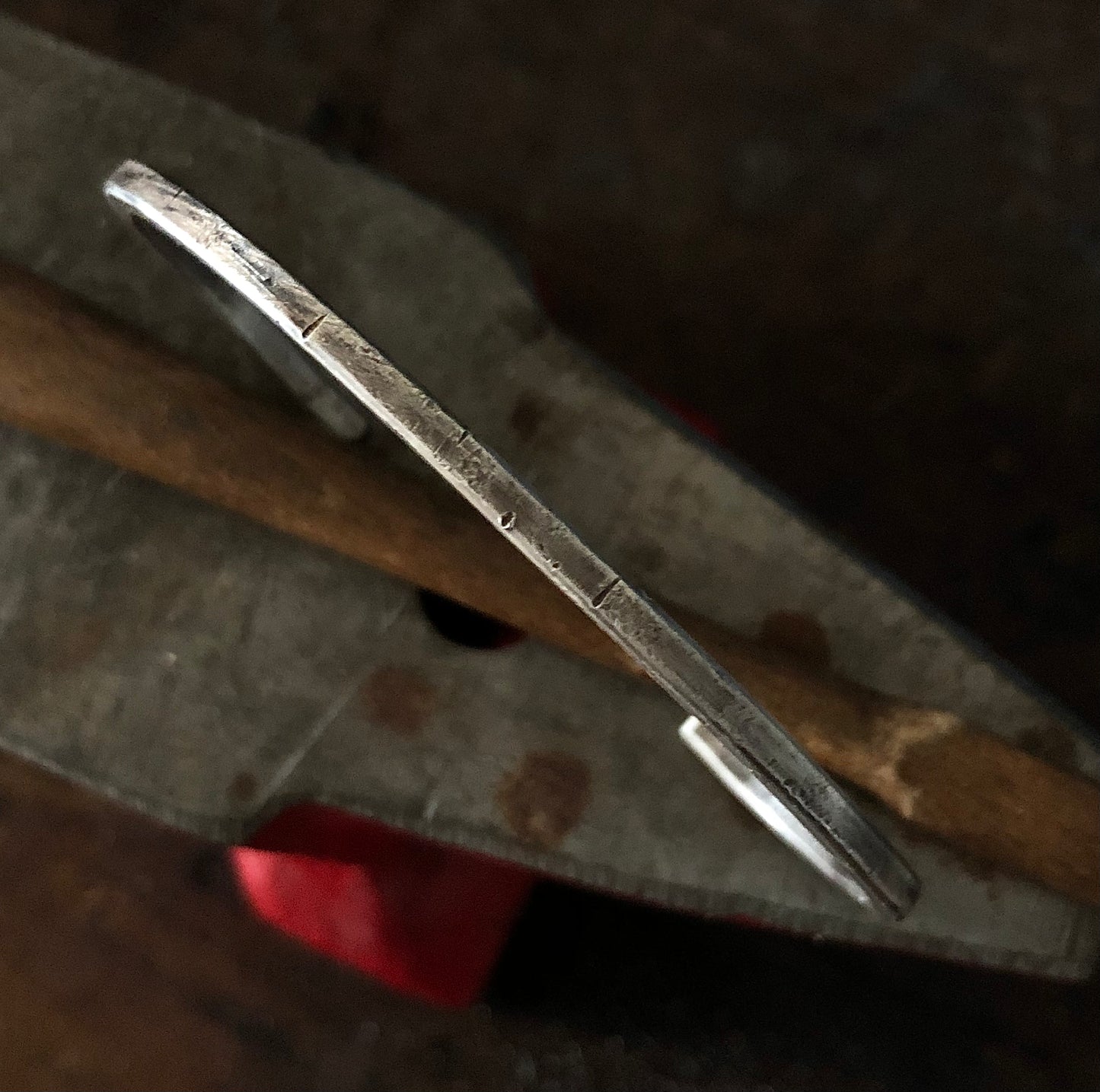 Bracelet Jonc Forgé à la main dans nos atelier sur enclume Bijoux forgés à la main - Bijoux en argent martelé - Bijoux inspirés par la roche - Bijoux éthiques et durables - Bijoux personnalisés artisanaux - Bijoux fonte au sable - Bijoux texturés naturels - Bijoux artisanaux Bretagne - Bijoux unisexes artisanaux - Bijoux authentiques faits main - Bijoux brut - Jonc en argent - Bracelet forgé - Argent massif 925 - Texture brute - Finition patinée - Dimension ajustable bracelet artisanal