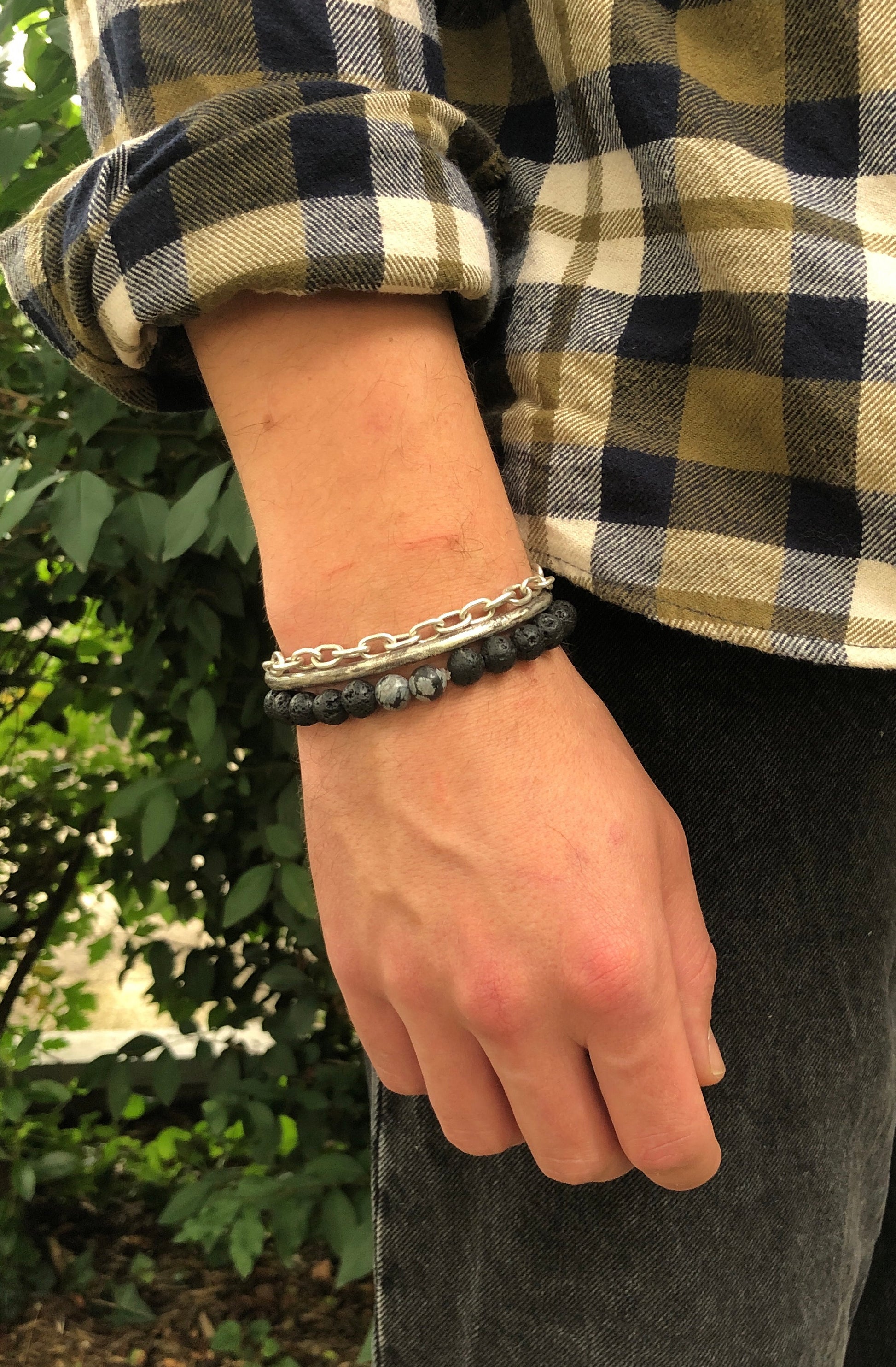 Jonc en argent massif avec effet de réticulation, présentant une texture unique et organique, conçu artisanalement pour un style moderne et intemporel.