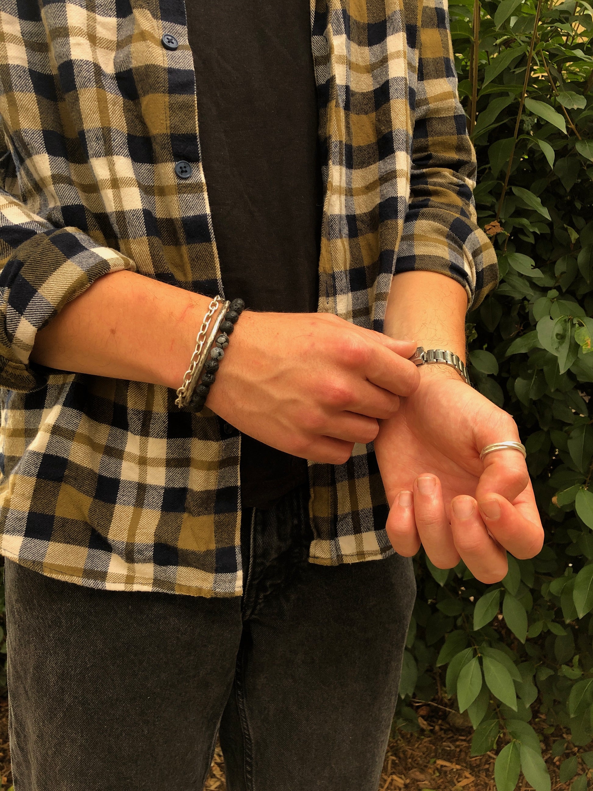 Jonc en argent massif avec effet de réticulation, présentant une texture unique et organique, conçu artisanalement pour un style moderne et intemporel.
