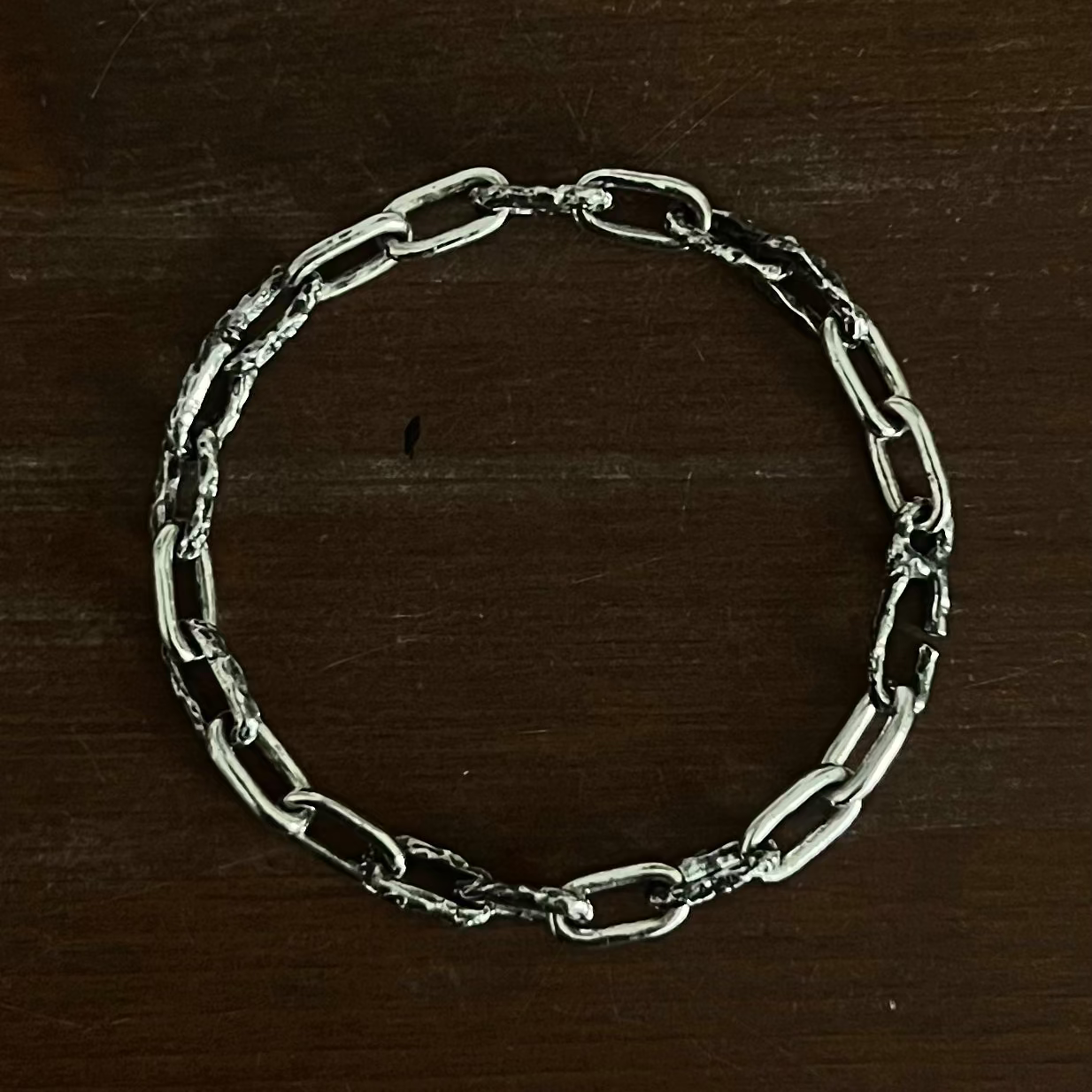 Bracelet Chaîne Dualité argent massif 925 porté au poignet, bijou artisanal unique fait main Rennes, raw jewelry Fonte Bijoux