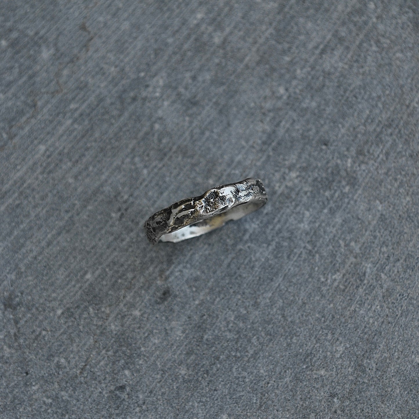 Bague en argent unisexe, martelée et façonnée dans un esprit brut et authentique.