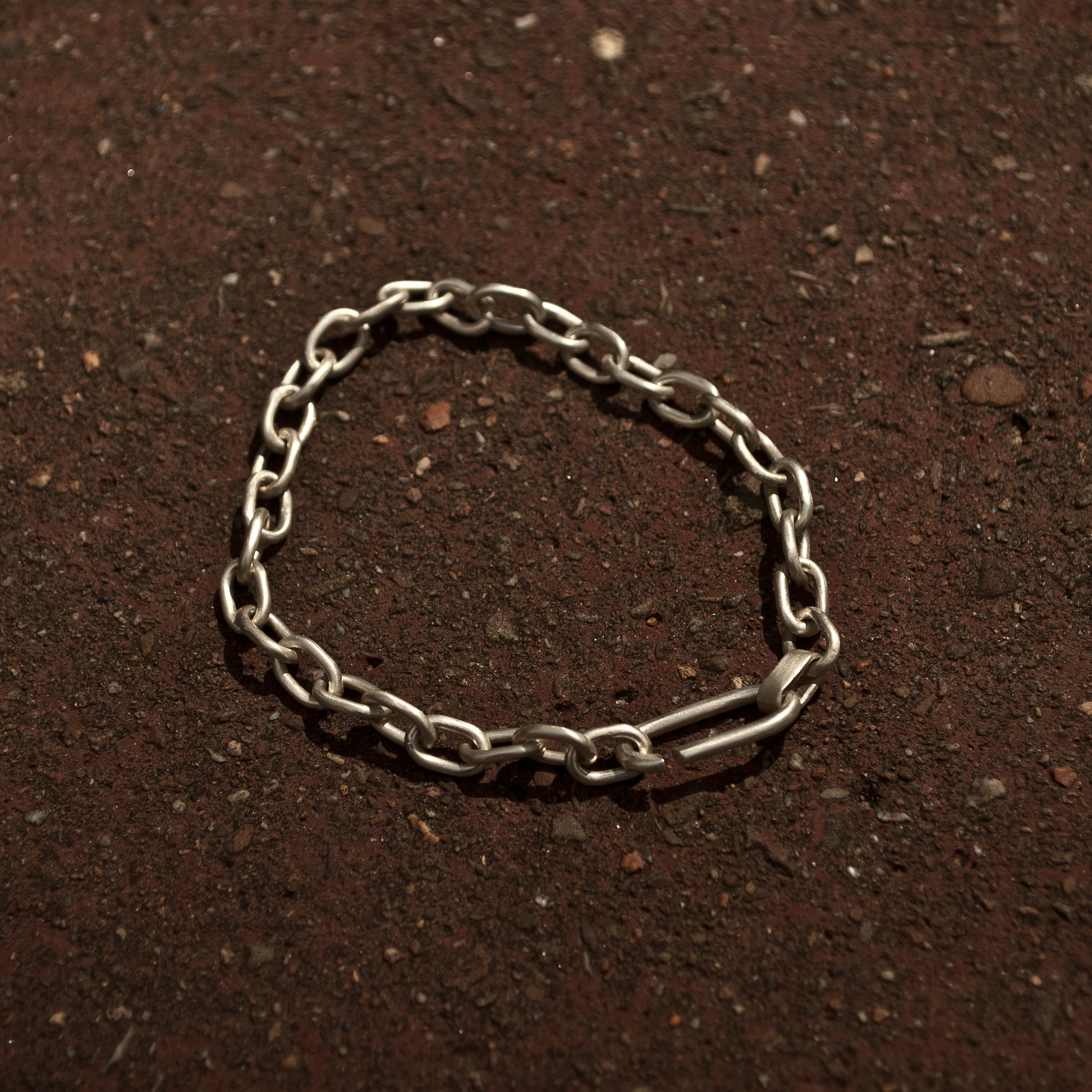 Bracelet en chaîne argentée Fonte Bijoux - Bracelet artisanal en argent sterling avec mailles épaisses, fabriqué à la main - Bijou élégant et robuste pour hommes et femmes - Accessoire en argent de haute qualité, disponible chez Fontebijoux.com