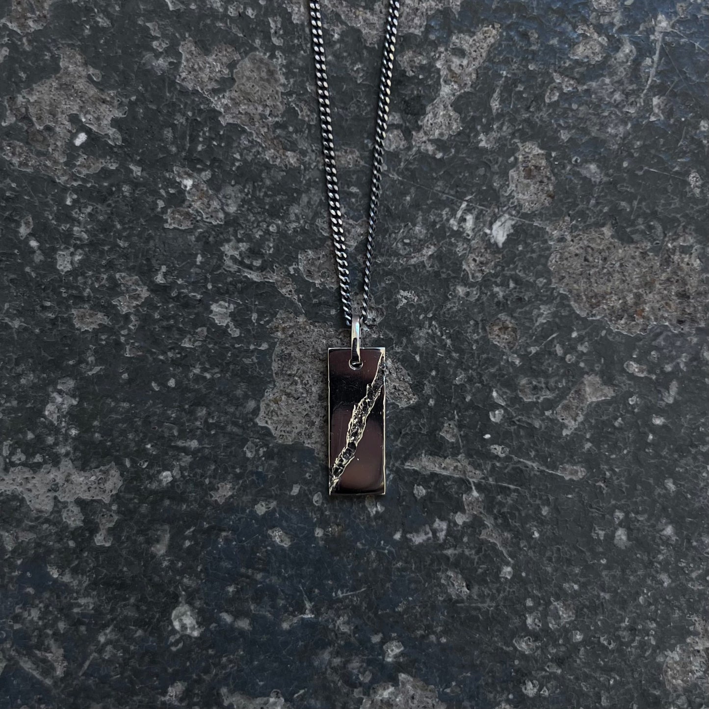 Collier pendentif canyon en argent massif 925 sur fond sombre — fonte au sable, pièce unique Rennes Ille-et-Vilaine