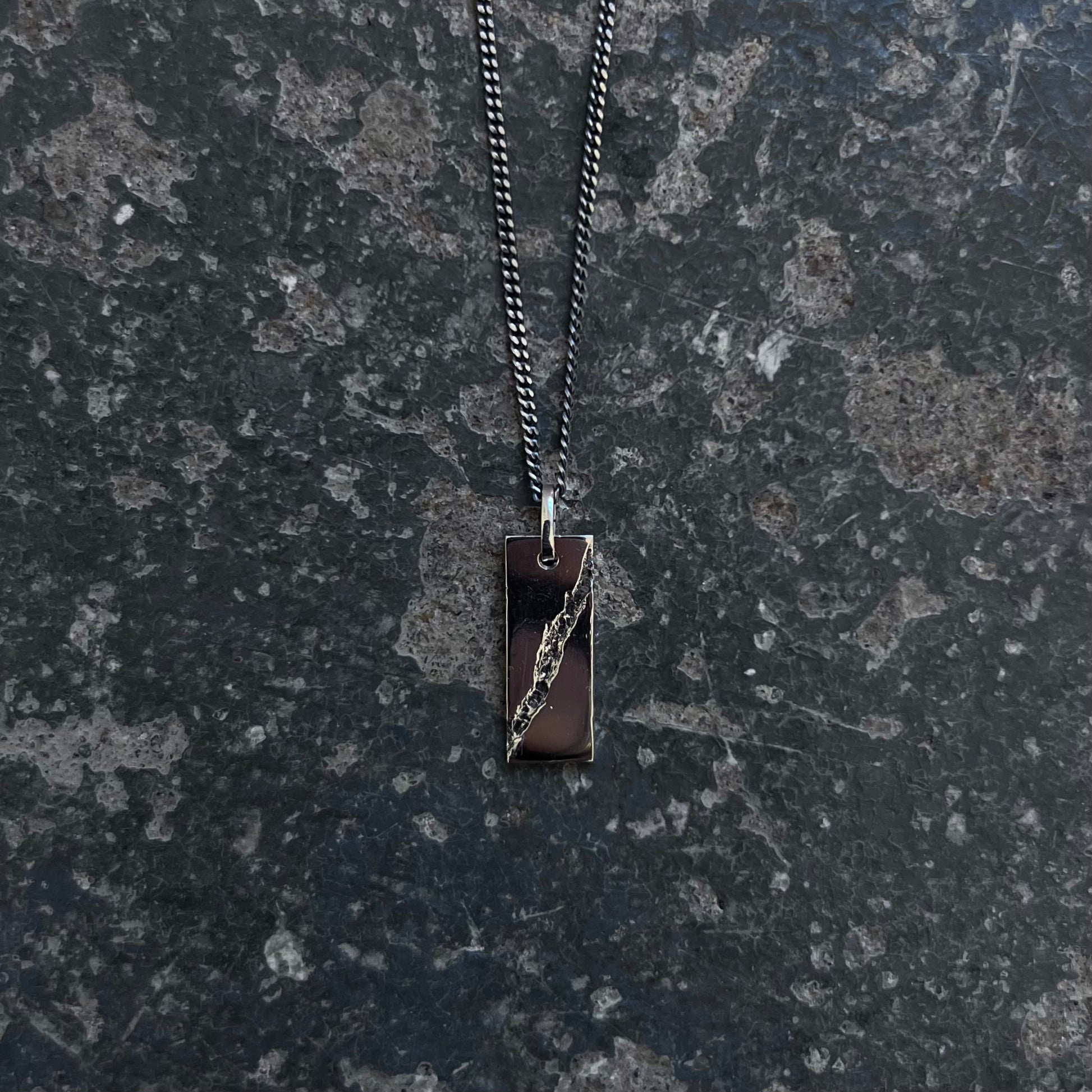 Collier pendentif canyon en argent massif 925 sur fond sombre — fonte au sable, pièce unique Rennes Ille-et-Vilaine