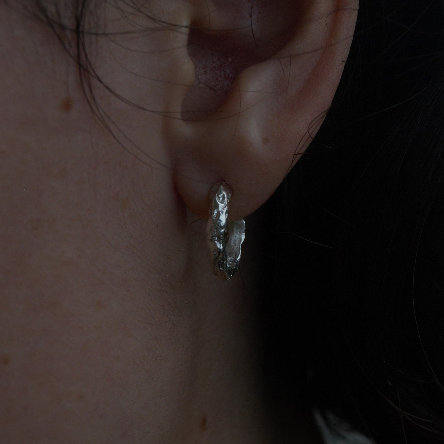 Boucle d’oreille organique en argent massif 925 – Design brut et artisanal – Fait main – Vendue à l’unité ou par deux boucles