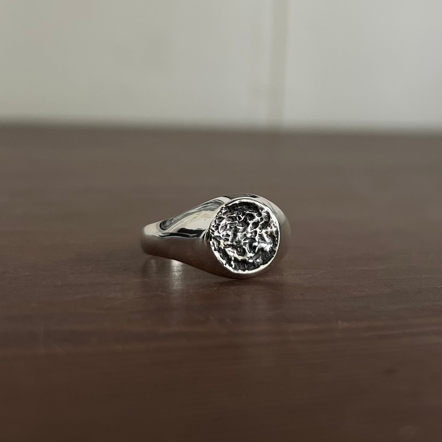 Profil chevalière ronde texturée argent massif 925, contraste plateau brut et anneau lisse, atelier Fonte Bijoux Rennes Bretagne