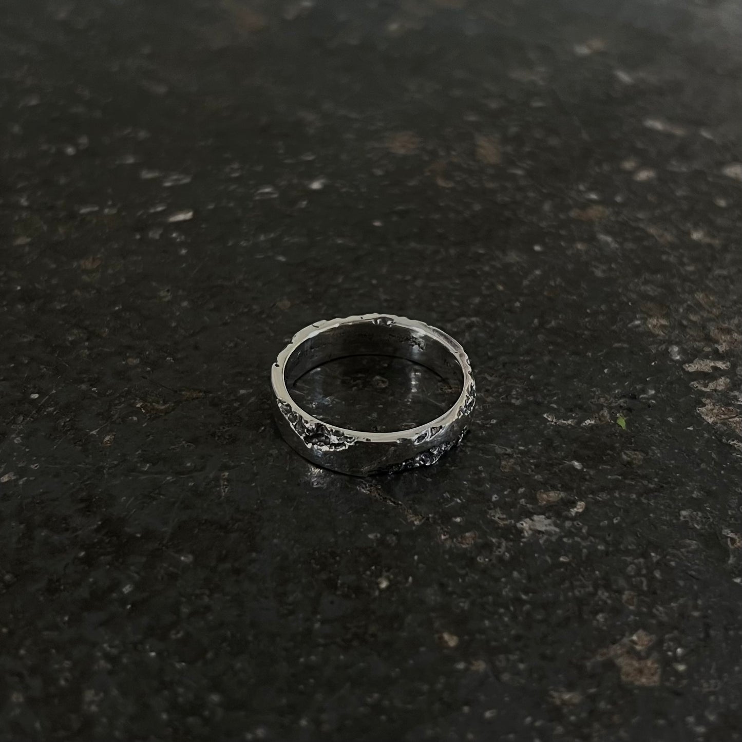 Gros plan texture érodée bague anneau argent 925 — creux profonds raw jewelry, atelier Fonte Bijoux Rennes