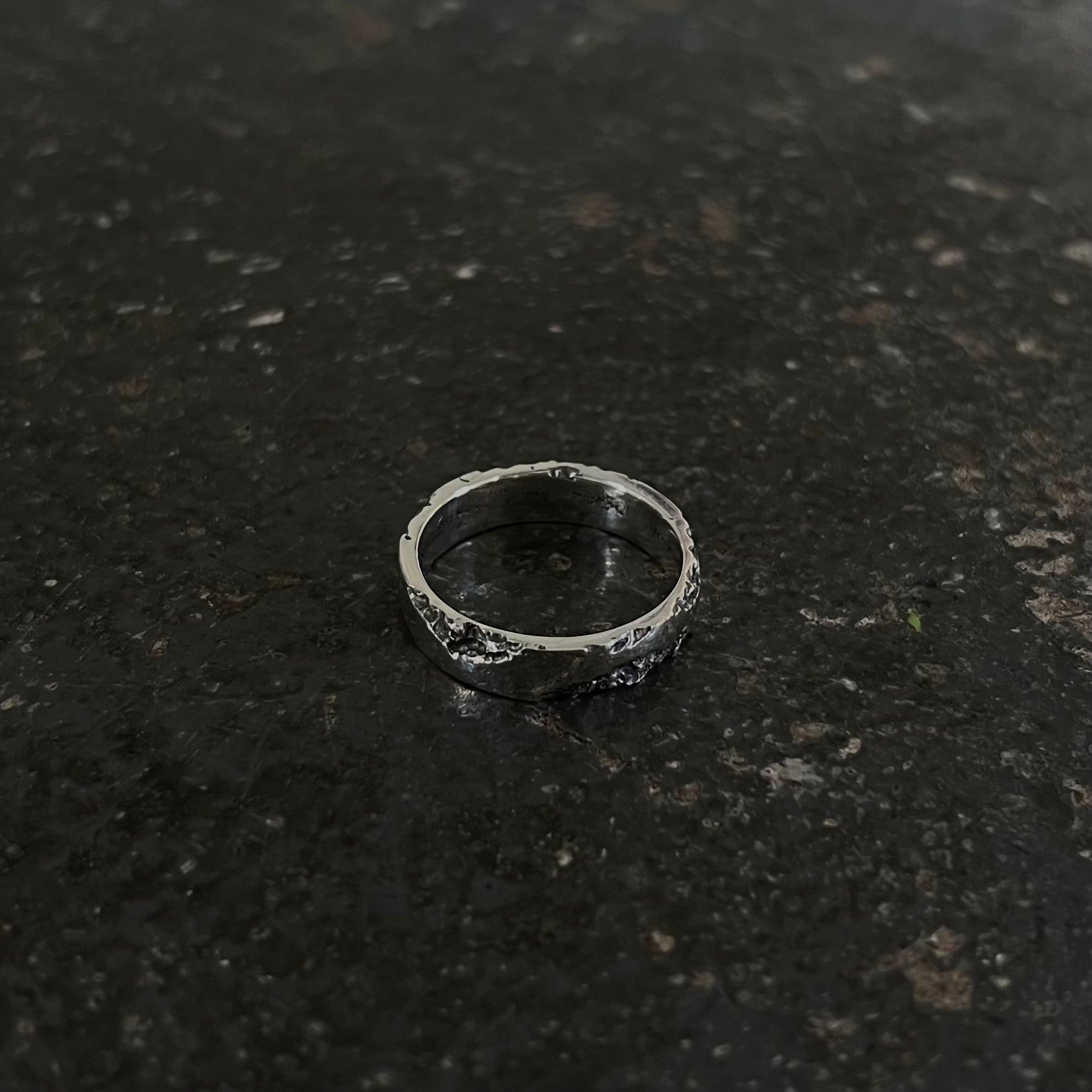 Gros plan texture érodée bague anneau argent 925 — creux profonds raw jewelry, atelier Fonte Bijoux Rennes