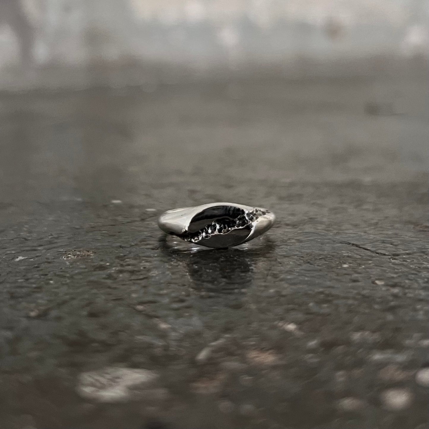 Gros plan sillons profonds bague canyon argent 925 — texture brute raw jewelry, atelier Fonte Bijoux Rennes