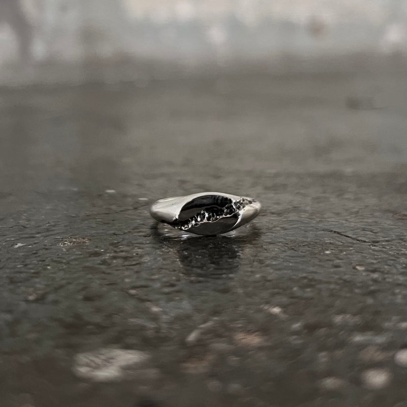 Gros plan sillons profonds bague canyon argent 925 — texture brute raw jewelry, atelier Fonte Bijoux Rennes