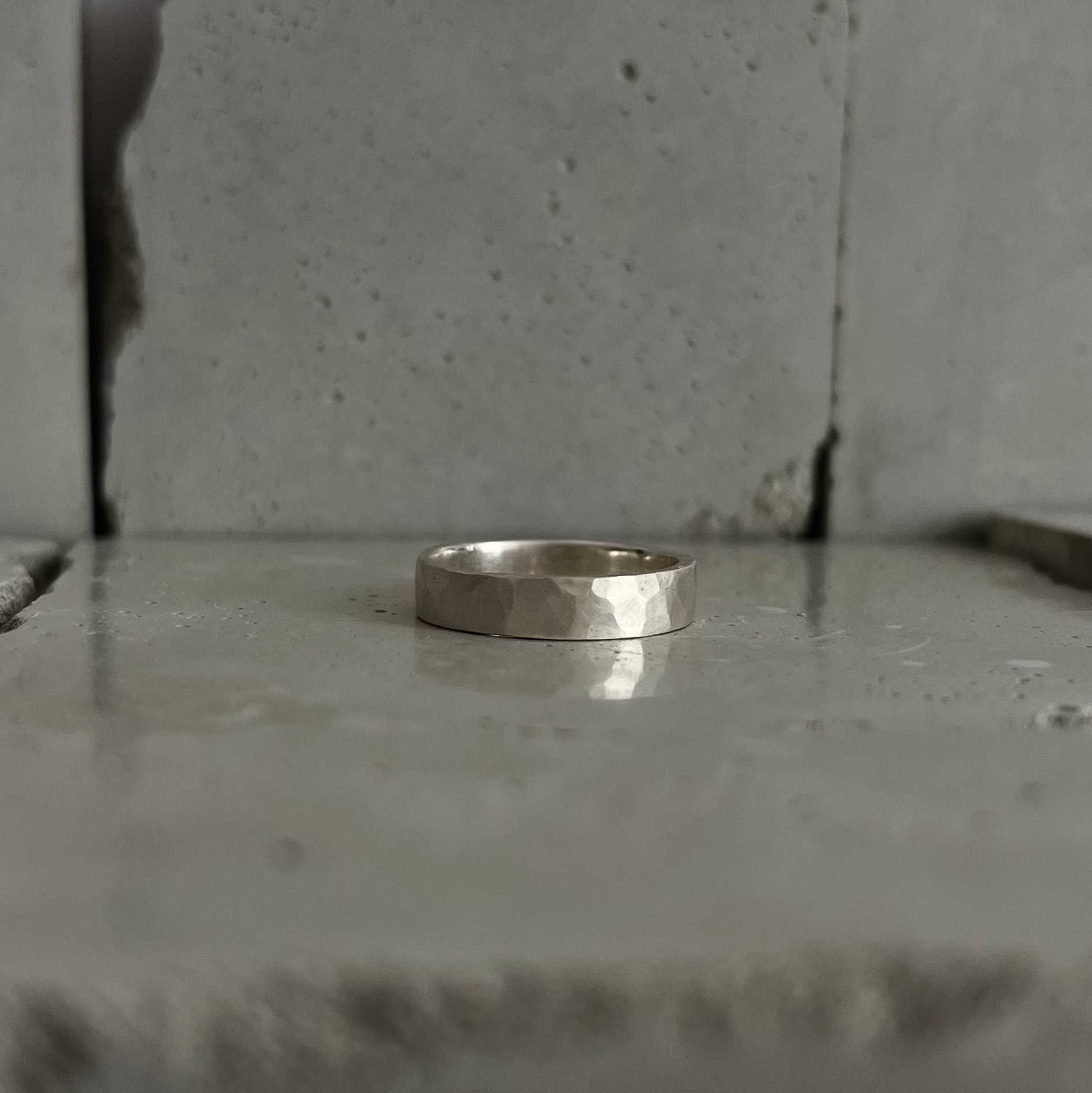 Détail des facettes d'un anneau en argent martelé à la main