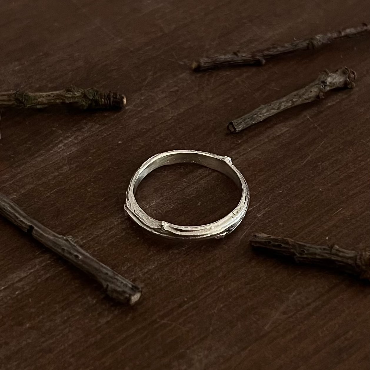 Bague Chêne argent massif 925 portée, bijou nature organique fait main à Rennes, empreinte branche chêne forêt bretonne