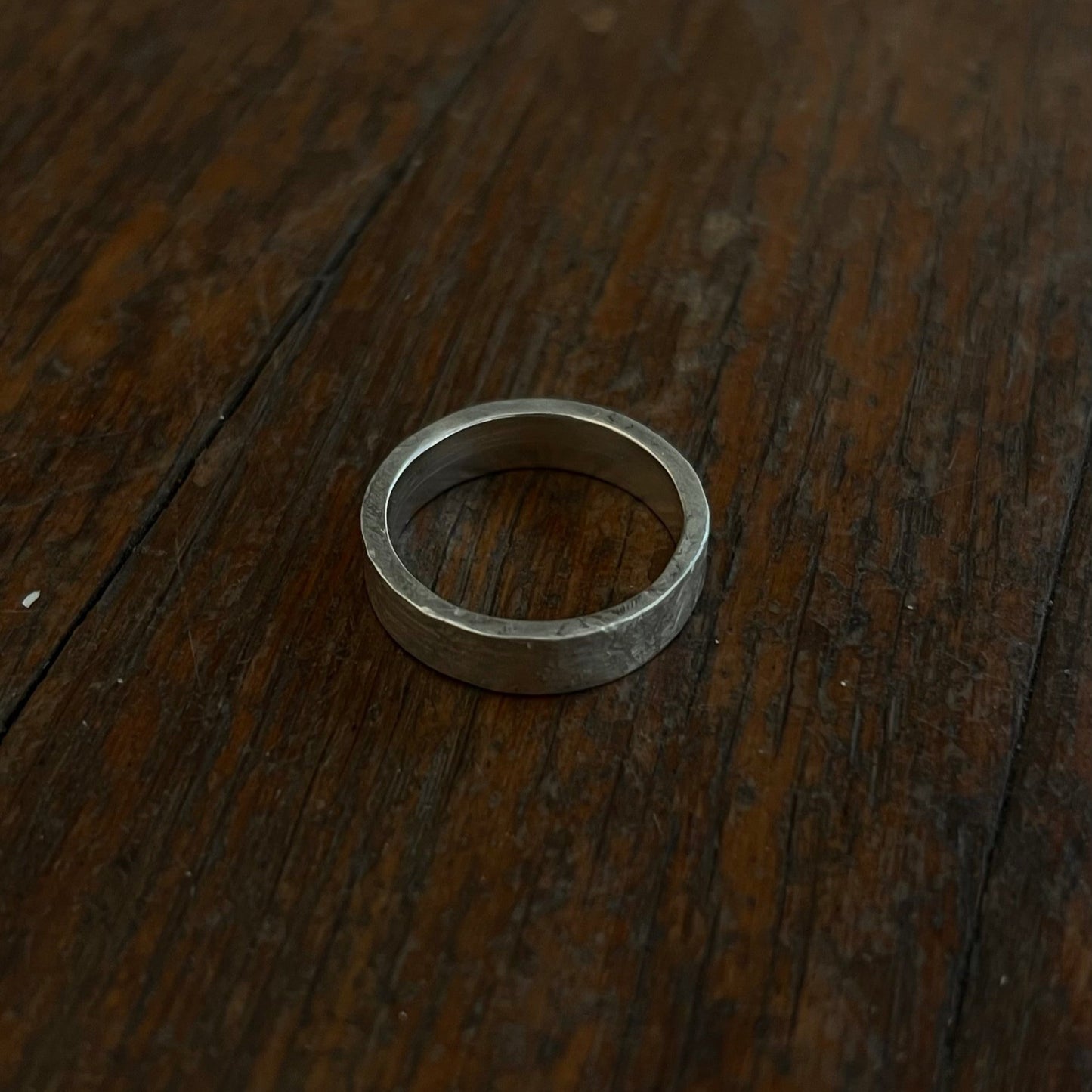 Découvrez cette bague artisanale en argent forgé, un bijou unique et intemporel.bague forgée
argent 925
bijoux artisanaux
design minimaliste
finition brute
texture organique
martelage
fabrication artisanale
bijoux unisexe
créations uniques
bijoux authentiques
argent massif
bague texturée
bijoux durables
Fonte Bijoux