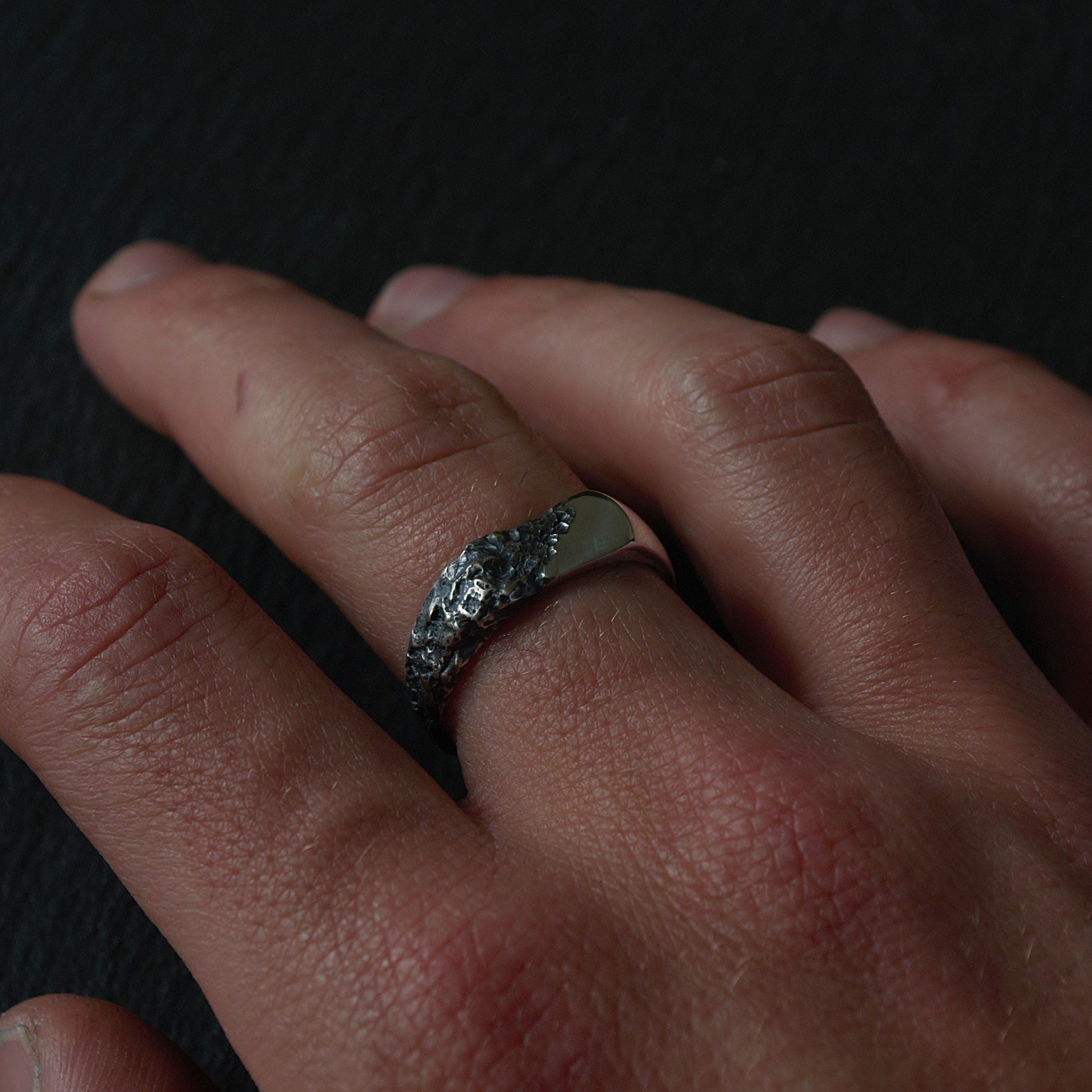 Chevalière artisanale en argent 925, texture inspirée de la roche. Une création brute et authentique signée Fonte Bijoux, faite main à Rennes.