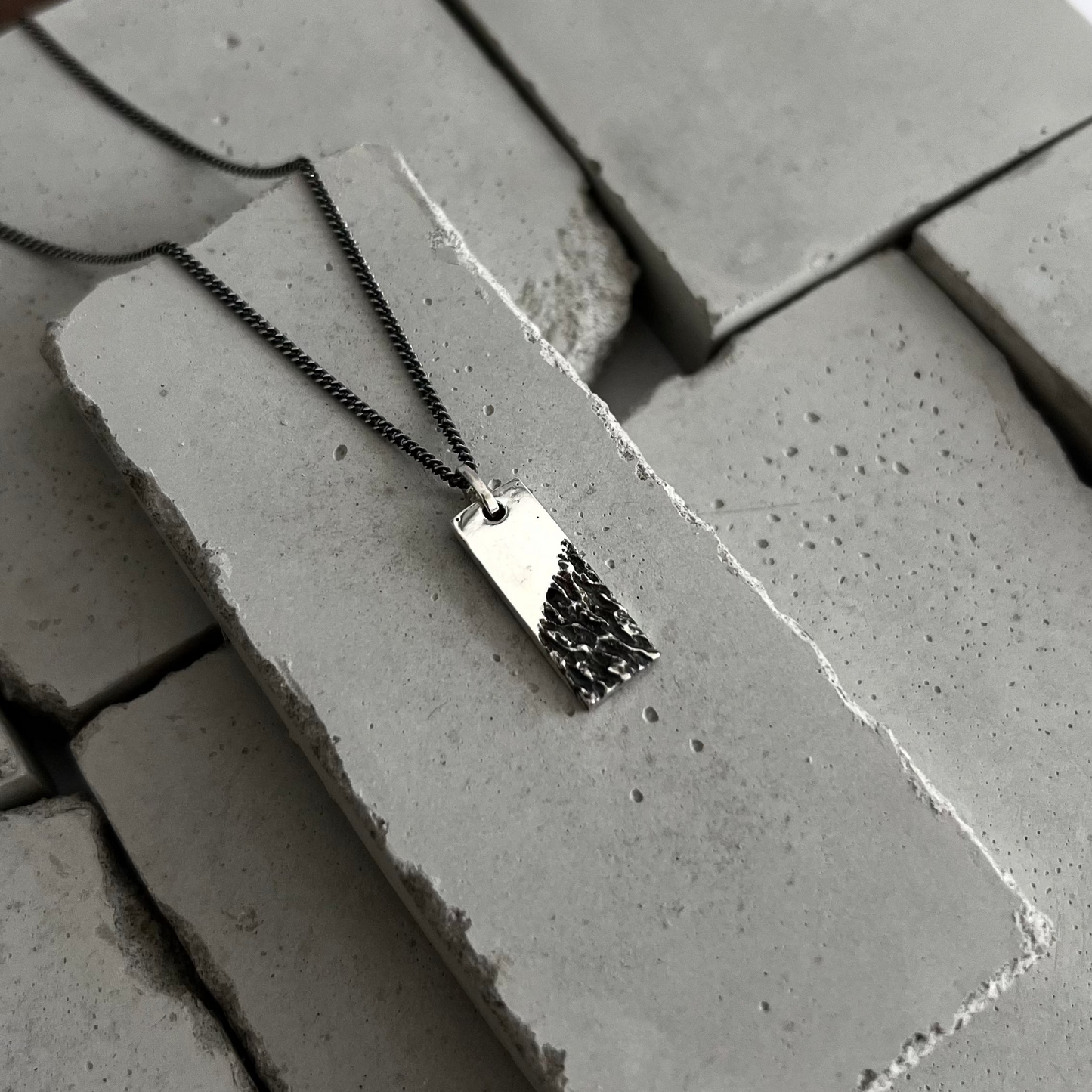 Gros plan sur le contraste entre texture brute et surface polie