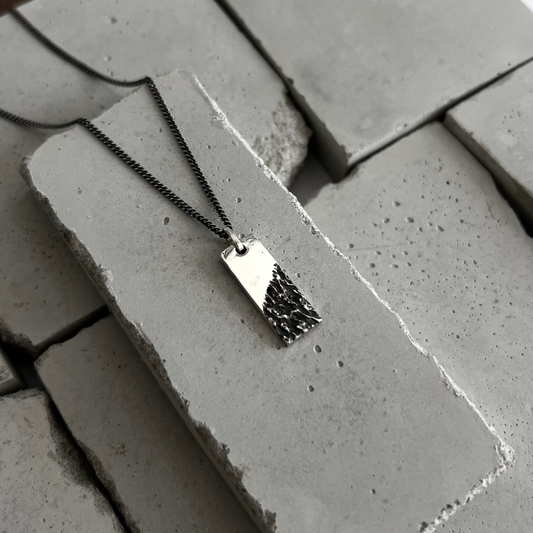 Gros plan sur le contraste entre texture brute et surface polie