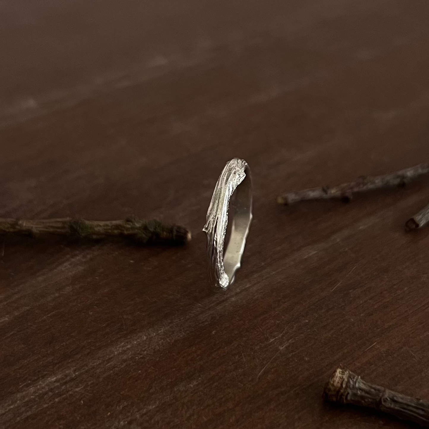 Gros plan texture écorce bague Chêne argent 925, sillons naturels du bois figés dans le métal par fonte au sable, raw jewelry Fonte Bijoux