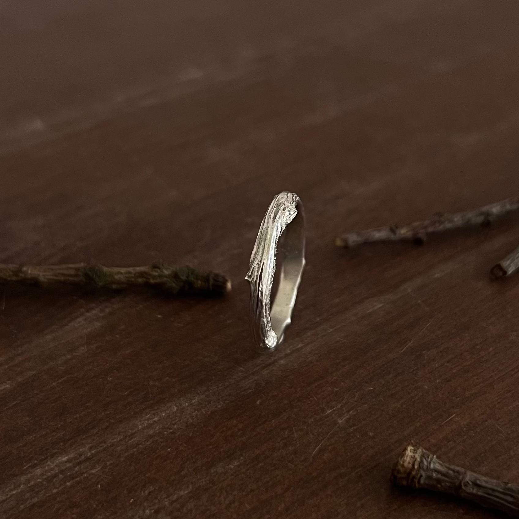 Gros plan texture écorce bague Chêne argent 925, sillons naturels du bois figés dans le métal par fonte au sable, raw jewelry Fonte Bijoux