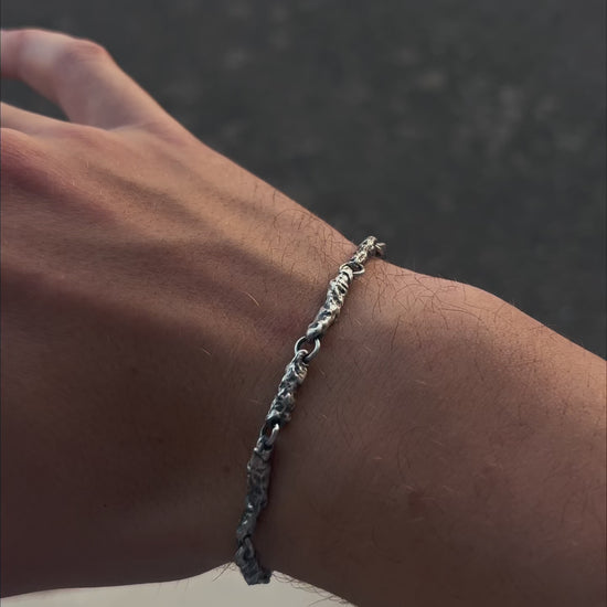 Bracelet Érosion argent massif 925 porté au poignet, bijou brut organique unisexe fait main Rennes Bretagne, Fonte Bijoux