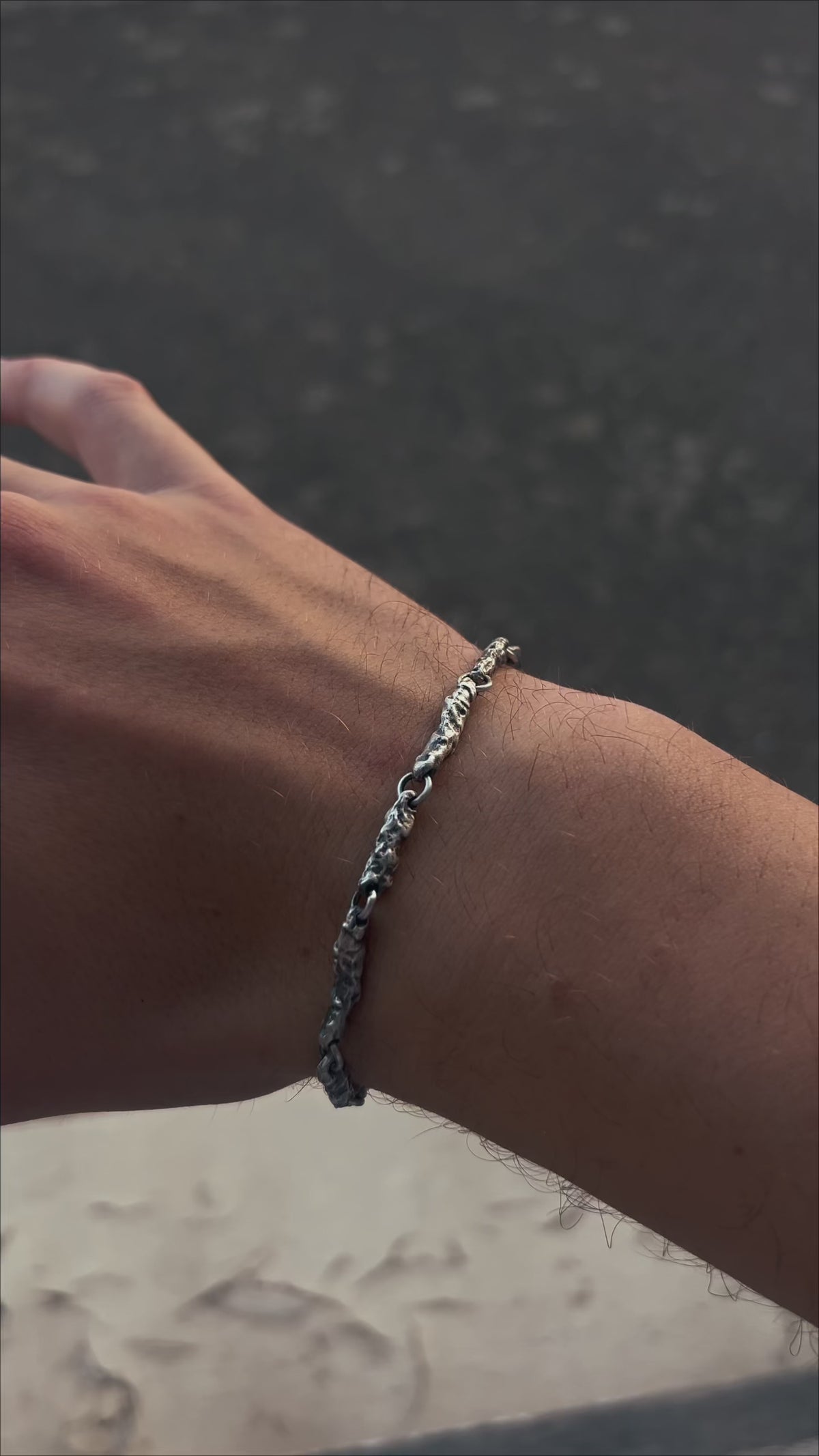 Bracelet Érosion argent massif 925 porté au poignet, bijou brut organique unisexe fait main Rennes Bretagne, Fonte Bijoux