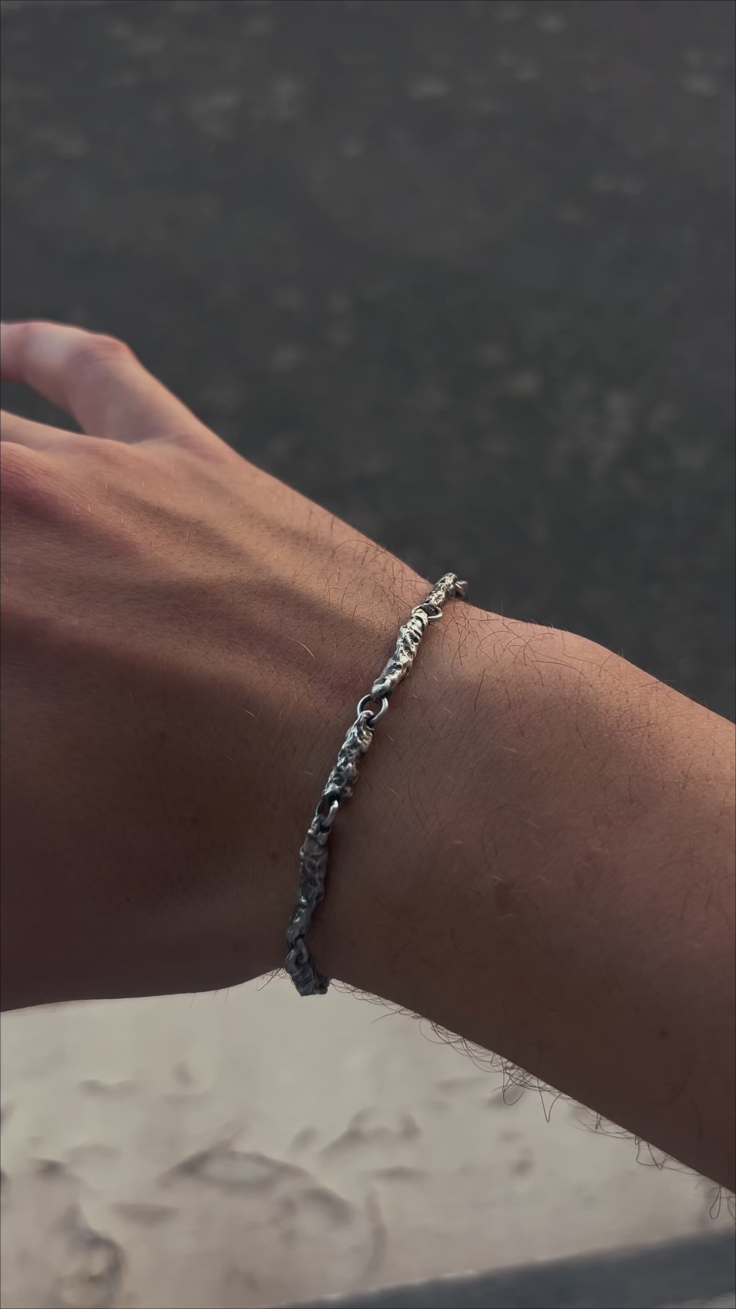 Bracelet Érosion argent massif 925 porté au poignet, bijou brut organique unisexe fait main Rennes Bretagne, Fonte Bijoux
