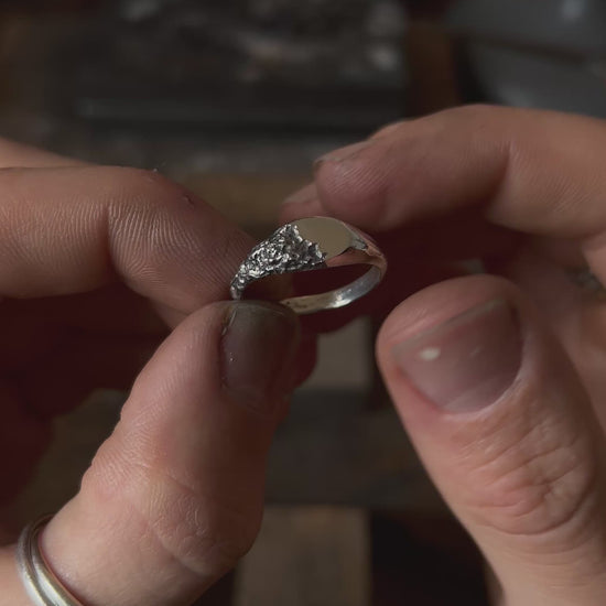Detaille bague chevaliere organique fonte bijoux en argent 925 Bague texturée organique et brute 