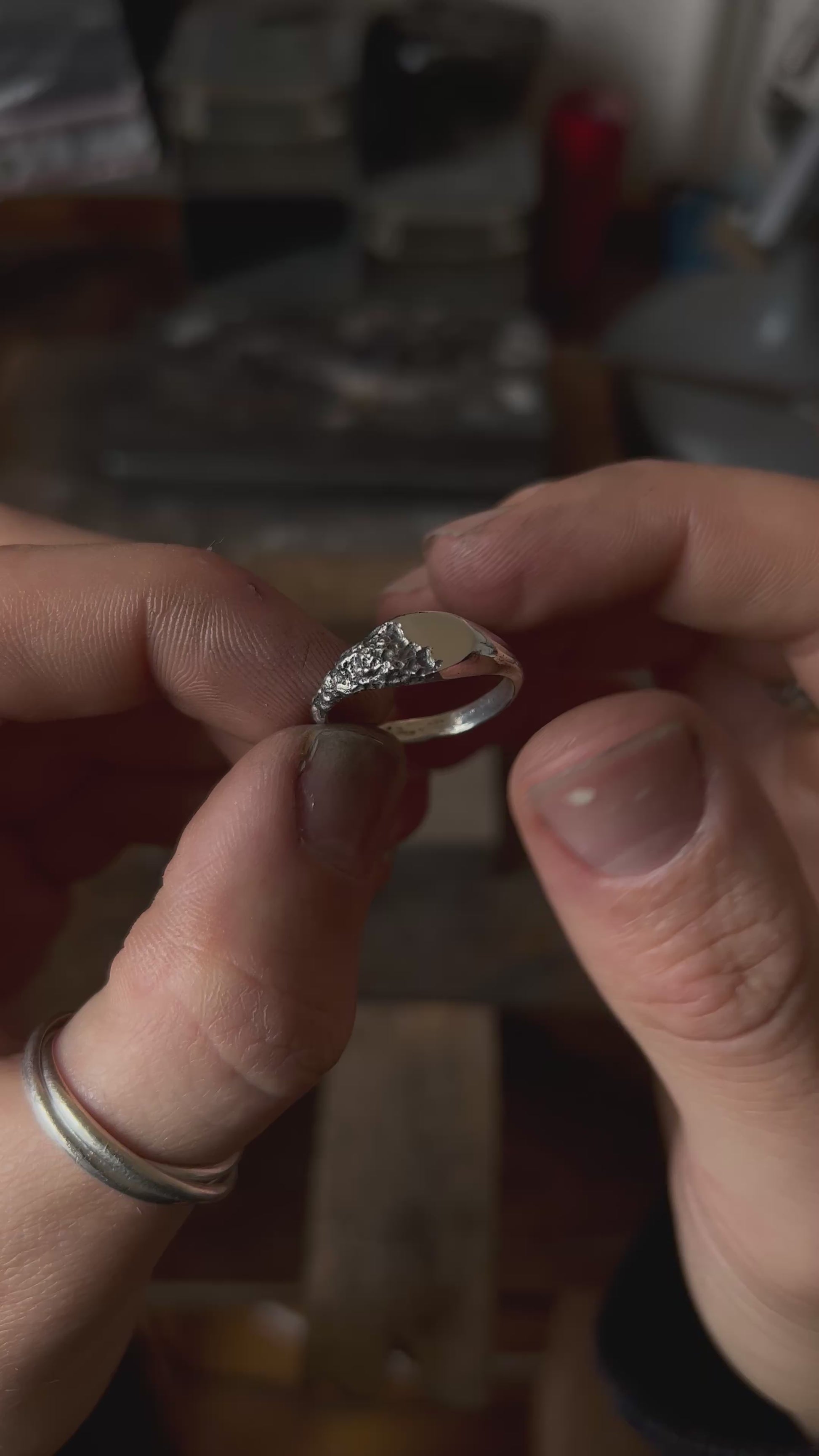 Detaille bague chevaliere organique fonte bijoux en argent 925 Bague texturée organique et brute 