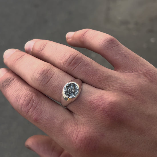 chevalière ronde texturée en argent massif 925 par fonte au sable, plateau brut et anneau lisse, atelier bijouterie artisanale Fonte Bijoux Rennes