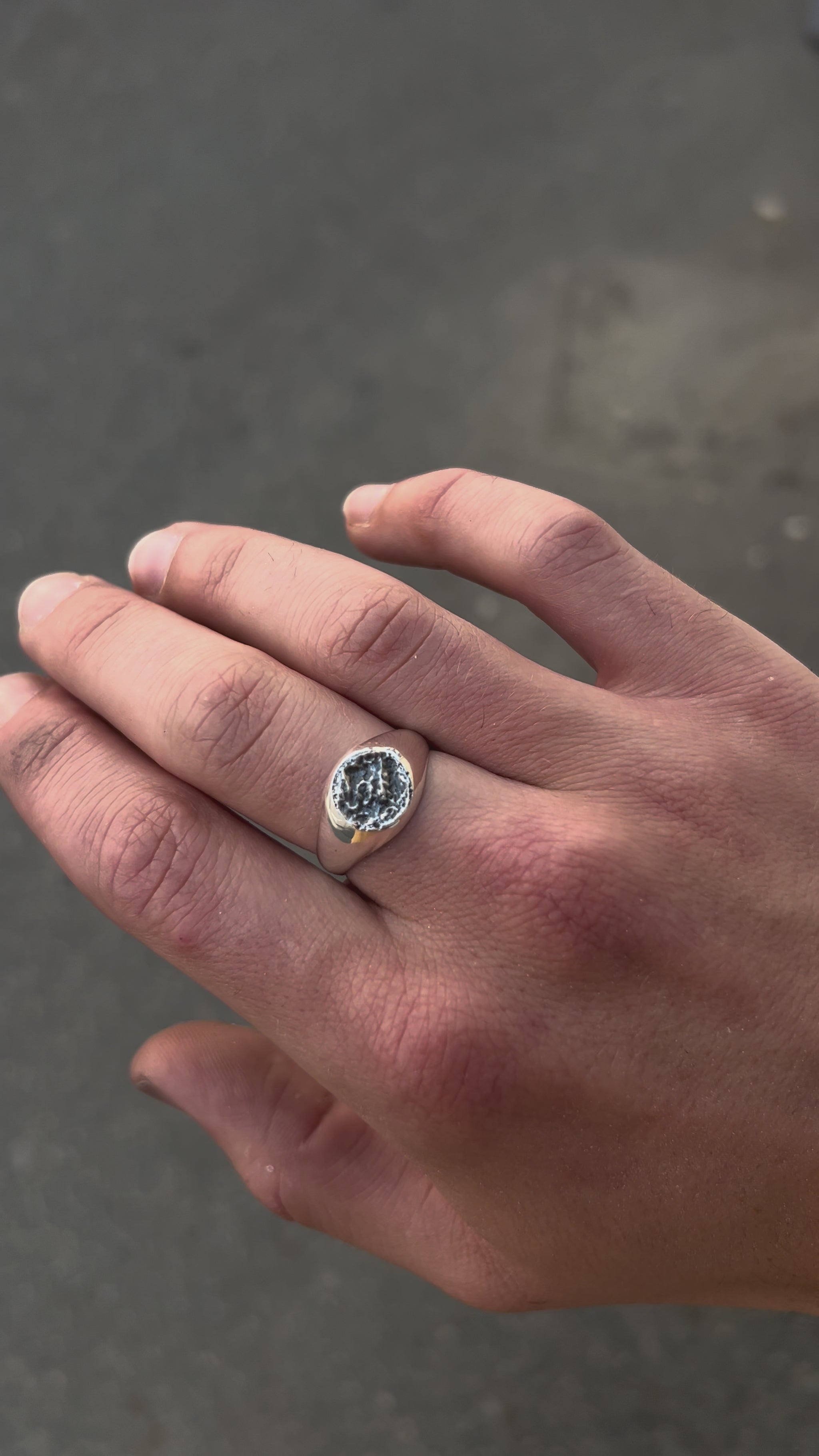 chevalière ronde texturée en argent massif 925 par fonte au sable, plateau brut et anneau lisse, atelier bijouterie artisanale Fonte Bijoux Rennes